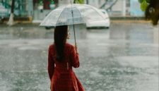 Lindungi tubuh dengan Payung/jas hujan saat musim hujan