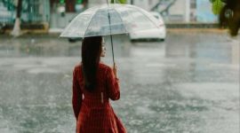 Lindungi tubuh dengan Payung/jas hujan saat musim hujan
