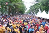 Wali Kota Makassar Munafri Arifuddin bersama Wakil Wali Kota Aliyah Mustika Ilham melepas ribuan peserta Jalan Sehat HUT ke-418 Kota Makassar di Anjungan Pantai Losari, Sabtu (8/11/2025).