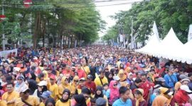 Wali Kota Makassar Munafri Arifuddin bersama Wakil Wali Kota Aliyah Mustika Ilham melepas ribuan peserta Jalan Sehat HUT ke-418 Kota Makassar di Anjungan Pantai Losari, Sabtu (8/11/2025).