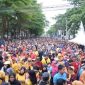 Wali Kota Makassar Munafri Arifuddin bersama Wakil Wali Kota Aliyah Mustika Ilham melepas ribuan peserta Jalan Sehat HUT ke-418 Kota Makassar di Anjungan Pantai Losari, Sabtu (8/11/2025).