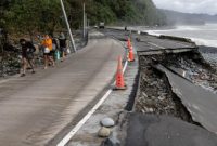 Petugas membersihkan puing di jalan utama Manila setelah Topan Super Fung-wong menghantam Filipina pada Minggu (9/11/2025).