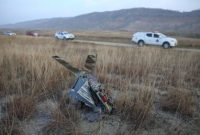 Puing pesawat kargo militer Turki C-130 di wilayah Sighnaghi, Georgia, setelah kecelakaan fatal pada 11 November 2025.