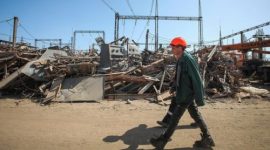 Warga berdiri di dekat bangunan yang hancur setelah serangan udara Rusia menghantam Kyiv, Ukraina, 8 November 2025. (Foto: AFP)