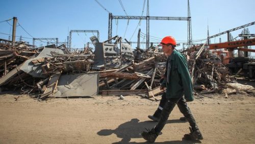 Warga berdiri di dekat bangunan yang hancur setelah serangan udara Rusia menghantam Kyiv, Ukraina, 8 November 2025. (Foto: AFP)