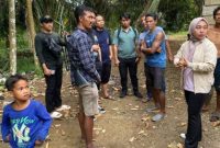 Nurul Anggraini Pratiwi berkoordinasi dengan tumenggung dan tim gabungan sebelum penjemputan Bilqis di kawasan Bukit Suban, Jambi.