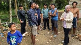 Nurul Anggraini Pratiwi berkoordinasi dengan tumenggung dan tim gabungan sebelum penjemputan Bilqis di kawasan Bukit Suban, Jambi.