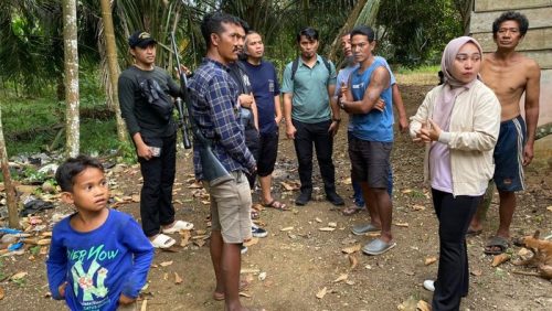 Nurul Anggraini Pratiwi berkoordinasi dengan tumenggung dan tim gabungan sebelum penjemputan Bilqis di kawasan Bukit Suban, Jambi.