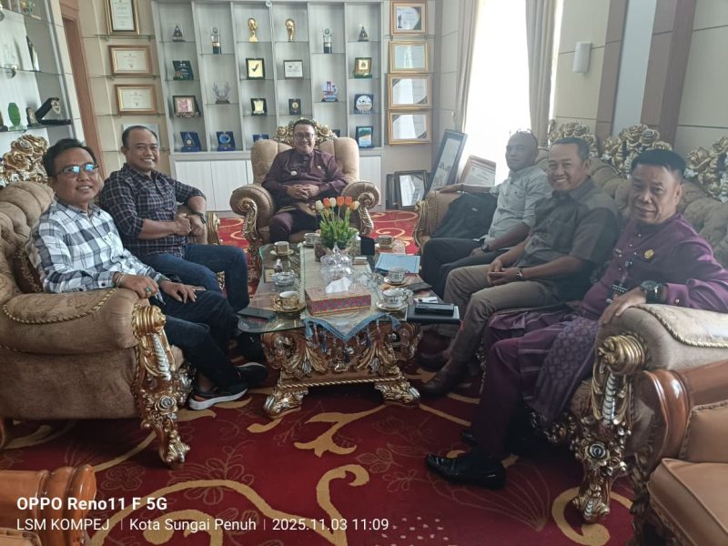 Wali Kota Sungai Penuh Alfin didampingi Sekda Alfian menerima kunjungan pengurus PWI Kota Sungai Penuh di ruang kerjanya, Senin (3/11/2025).