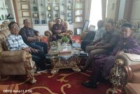 Wali Kota Sungai Penuh Alfin didampingi Sekda Alfian menerima kunjungan pengurus PWI Kota Sungai Penuh di ruang kerjanya, Senin (3/11/2025).