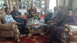 Wali Kota Sungai Penuh Alfin didampingi Sekda Alfian menerima kunjungan pengurus PWI Kota Sungai Penuh di ruang kerjanya, Senin (3/11/2025).