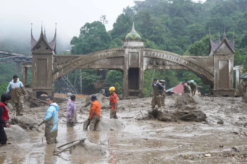 Tim penyelamat menyusuri area berlumpur dan memeriksa reruntuhan di sekitar gerbang Silaiang Bawah setelah banjir bandang melanda kawasan Padang Panjang.