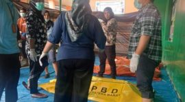 Petugas gabungan tengah memeriksa dan menata kantong jenazah korban banjir bandang di Puskesmas Kayu Tanam, Padang Pariaman.
