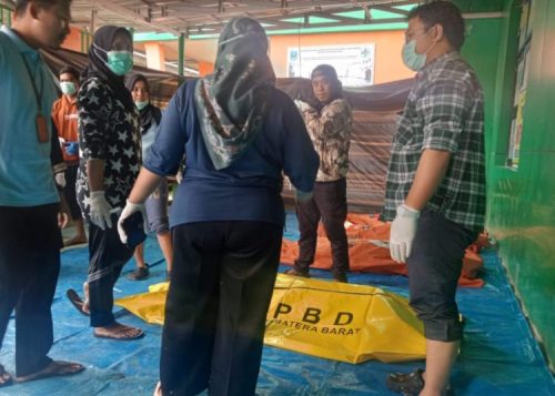 Petugas gabungan tengah memeriksa dan menata kantong jenazah korban banjir bandang di Puskesmas Kayu Tanam, Padang Pariaman.