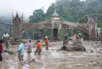 Tim penyelamat menyusuri area berlumpur dan memeriksa reruntuhan di sekitar gerbang Silaiang Bawah setelah banjir bandang melanda kawasan Padang Panjang.