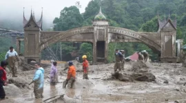 Tim penyelamat menyusuri area berlumpur dan memeriksa reruntuhan di sekitar gerbang Silaiang Bawah setelah banjir bandang melanda kawasan Padang Panjang.