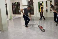Wakapolres Metro Jakarta Utara AKBP James H. Hutajulu memimpin personel Polri dan warga membersihkan Masjid SMA Negeri 72 Kelapa Gading, Sabtu (8/11).