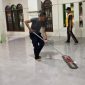 Wakapolres Metro Jakarta Utara AKBP James H. Hutajulu memimpin personel Polri dan warga membersihkan Masjid SMA Negeri 72 Kelapa Gading, Sabtu (8/11).
