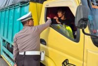 Petugas Satlantas Polres Siak memberikan teguran dan edukasi kepada pengendara saat Operasi Zebra Lancang Kuning 2025 di Jalan Lintas Siak–Pakning.