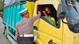 Petugas Satlantas Polres Siak memberikan teguran dan edukasi kepada pengendara saat Operasi Zebra Lancang Kuning 2025 di Jalan Lintas Siak–Pakning.