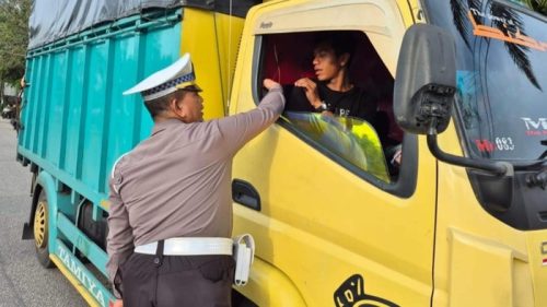 Petugas Satlantas Polres Siak memberikan teguran dan edukasi kepada pengendara saat Operasi Zebra Lancang Kuning 2025 di Jalan Lintas Siak–Pakning.