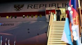 Presiden Prabowo Subianto dan Perdana Menteri Australia Anthony Albanese berfoto bersama di atas kapal perang HMAS Canberra, Sydney, Rabu (12/11/2025).