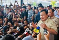 Presiden Prabowo Subianto meninjau gerbong kereta berwarna hijau yang disiapkan untuk petani dan pedagang kecil di Stasiun Tanah Abang, Jakarta, Selasa (4/11/2025).