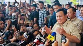 Presiden Prabowo Subianto meninjau gerbong kereta berwarna hijau yang disiapkan untuk petani dan pedagang kecil di Stasiun Tanah Abang, Jakarta, Selasa (4/11/2025).