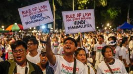 Ribuan pengunjuk rasa memadati pusat kota Manila untuk menuntut akuntabilitas atas skandal korupsi proyek pengendalian banjir.