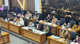 Dirjen GTK Kemendikdasmen Nunuk Suryani saat rapat peninjauan UU Guru dan Dosen bersama Baleg DPR di Kompleks Parlemen, Senayan.