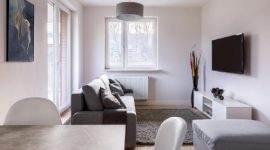 Penataan furnitur yang tepat membuat ruang tamu terlihat luas dan nyaman.