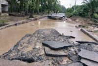 Banjir merusak badan jalan hingga putus dan tidak bisa dilalui kendaraan.