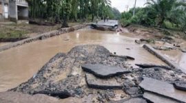 Banjir merusak badan jalan hingga putus dan tidak bisa dilalui kendaraan.