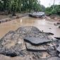 Banjir merusak badan jalan hingga putus dan tidak bisa dilalui kendaraan.