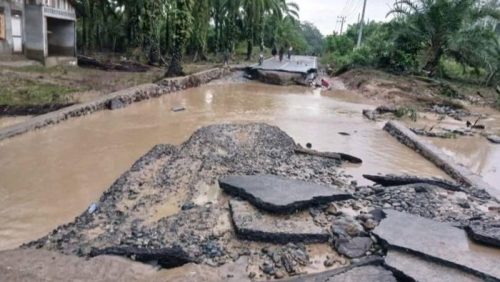 Banjir merusak badan jalan hingga putus dan tidak bisa dilalui kendaraan.