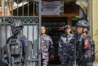 Petugas kepolisian memeriksa area sekolah pascaledakan di SMAN 72 Jakarta, Kelapa Gading, Jakarta Utara, Selasa (11/11/2025).