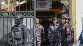 Petugas kepolisian memeriksa area sekolah pascaledakan di SMAN 72 Jakarta, Kelapa Gading, Jakarta Utara, Selasa (11/11/2025).