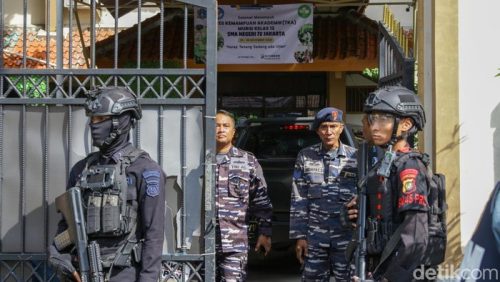 Petugas kepolisian memeriksa area sekolah pascaledakan di SMAN 72 Jakarta, Kelapa Gading, Jakarta Utara, Selasa (11/11/2025).