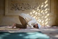 Jamaah khusyuk melaksanakan salat dhuha di masjid pagi hari.