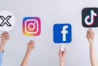 Remaja di Malaysia menggunakan ponsel di ruang publik menjelang penerapan batas usia media sosial 16 tahu