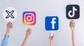 Remaja di Malaysia menggunakan ponsel di ruang publik menjelang penerapan batas usia media sosial 16 tahu