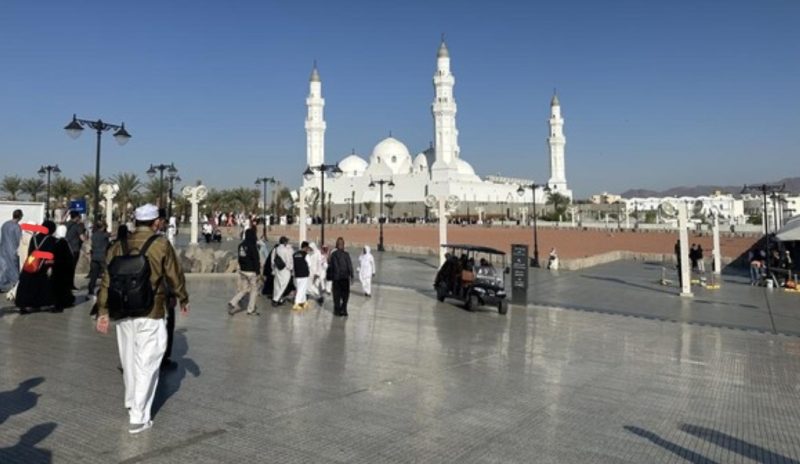 Suasana dalam Masjid Quba saat jemaah dari berbagai negara melaksanakan Salat Sunnah.