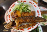 ampilan hidangan pecel lele yang sering menjadi andalan di berbagai warung tenda malam hari.