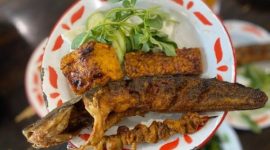 ampilan hidangan pecel lele yang sering menjadi andalan di berbagai warung tenda malam hari.