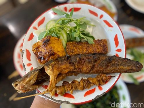 ampilan hidangan pecel lele yang sering menjadi andalan di berbagai warung tenda malam hari.