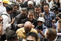 Roy Suryo bersama Rismon Sianipar dan dokter Tifa saat tiba di Polda Metro Jaya, Jakarta Selatan, Kamis (13/11/2025). Ketiganya menjalani pemeriksaan selama sembilan jam terkait kasus dugaan ijazah palsu Presiden Jokowi.