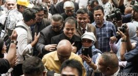 Roy Suryo bersama Rismon Sianipar dan dokter Tifa saat tiba di Polda Metro Jaya, Jakarta Selatan, Kamis (13/11/2025). Ketiganya menjalani pemeriksaan selama sembilan jam terkait kasus dugaan ijazah palsu Presiden Jokowi.