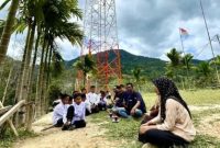 Andre Rosiade bersama Bupati Solok Jon Firman Pandu meninjau BTS Telkomsel yang baru diresmikan di Nagari Garabak Data.