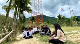 Andre Rosiade bersama Bupati Solok Jon Firman Pandu meninjau BTS Telkomsel yang baru diresmikan di Nagari Garabak Data.