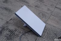 Antena Starlink dipasang di area terbuka untuk menerima sinyal internet satelit.